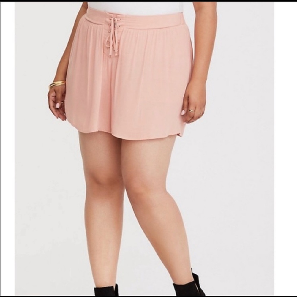 Torrid peach lace front crepe shorts plus size 1